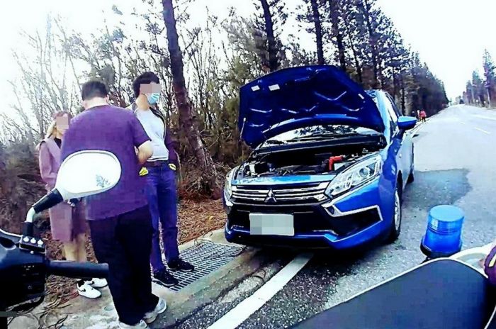 友善國民外交! 遊客汽車拋錨西嶼警即時協助