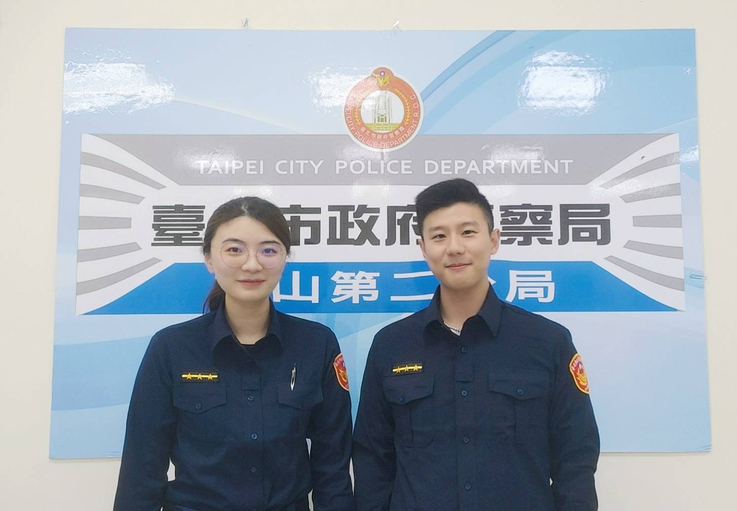 景美所警員陳立妍（左）、何權洲（右）執勤時發現一名遭列管的可疑女子。（記者黃荷琇翻攝）