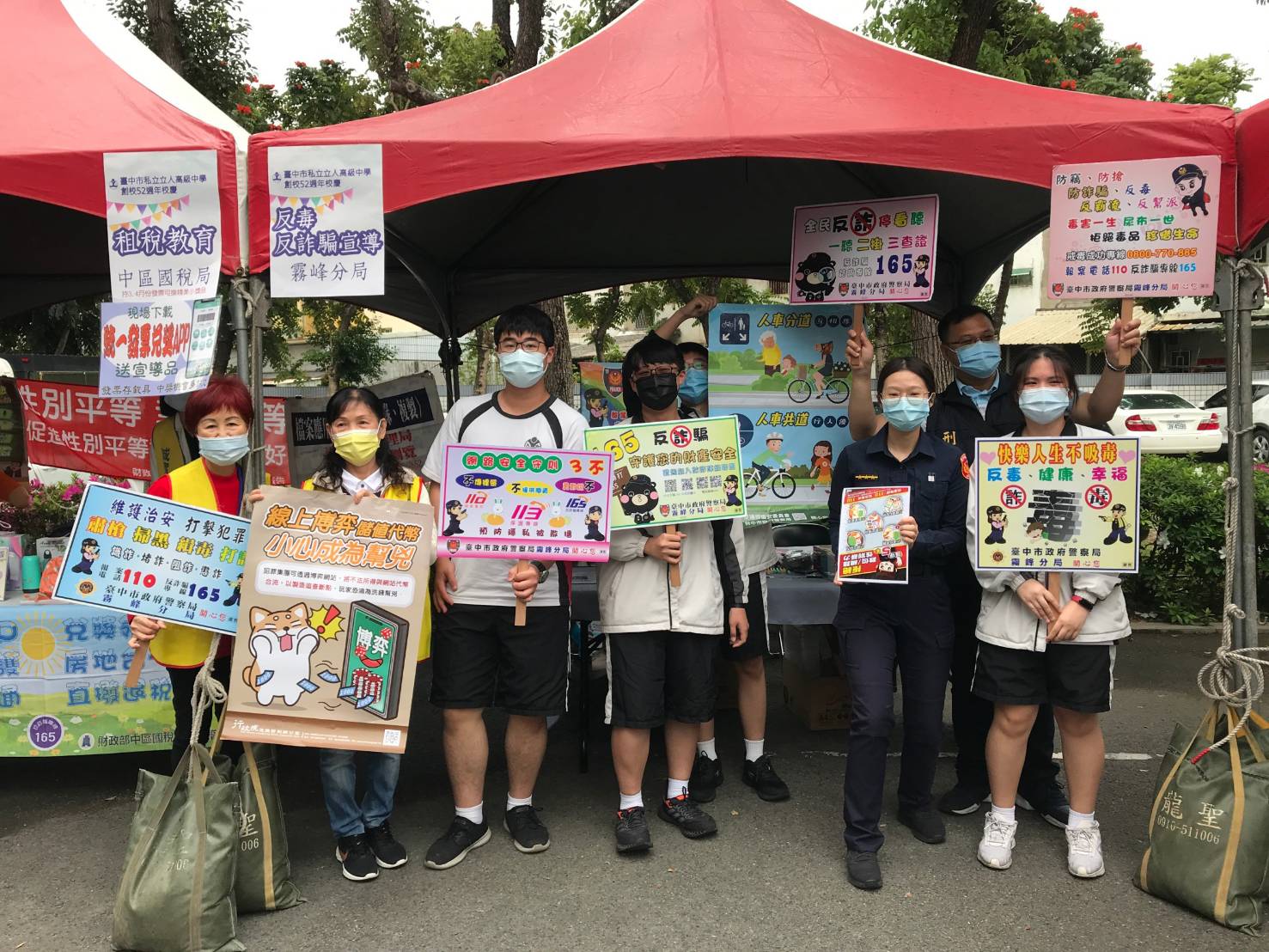 中市警霧峰分局內日前於立人高中舉辦52週年校慶園遊會時機,實施犯罪預防宣教。(記者謝榮浤翻攝)