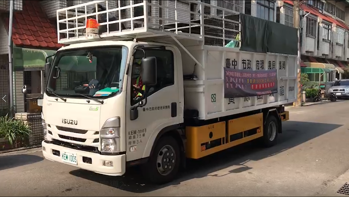 中市警豐原分局將市長盧秀燕防詐語音,利用垃圾清運時隨車撥放,加深民眾防詐印象。(圖/記者謝榮浤翻攝)