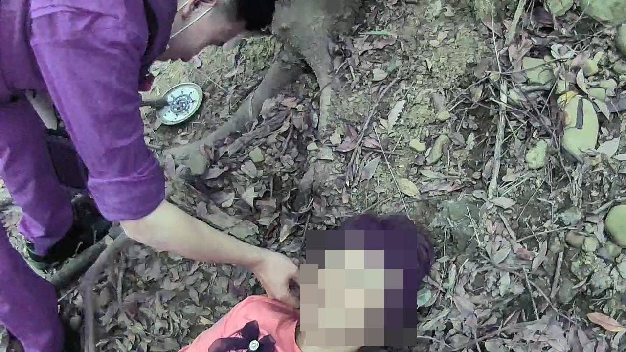 青溪所員警緊急救援失聯多時婦人。(記者吳登國翻攝)