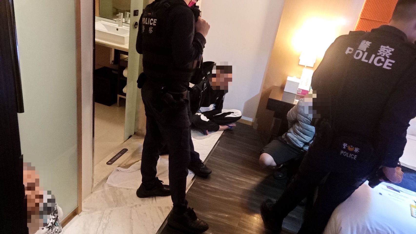 新莊警直衝旅館救出被害人。(記者戴昱弘翻攝)