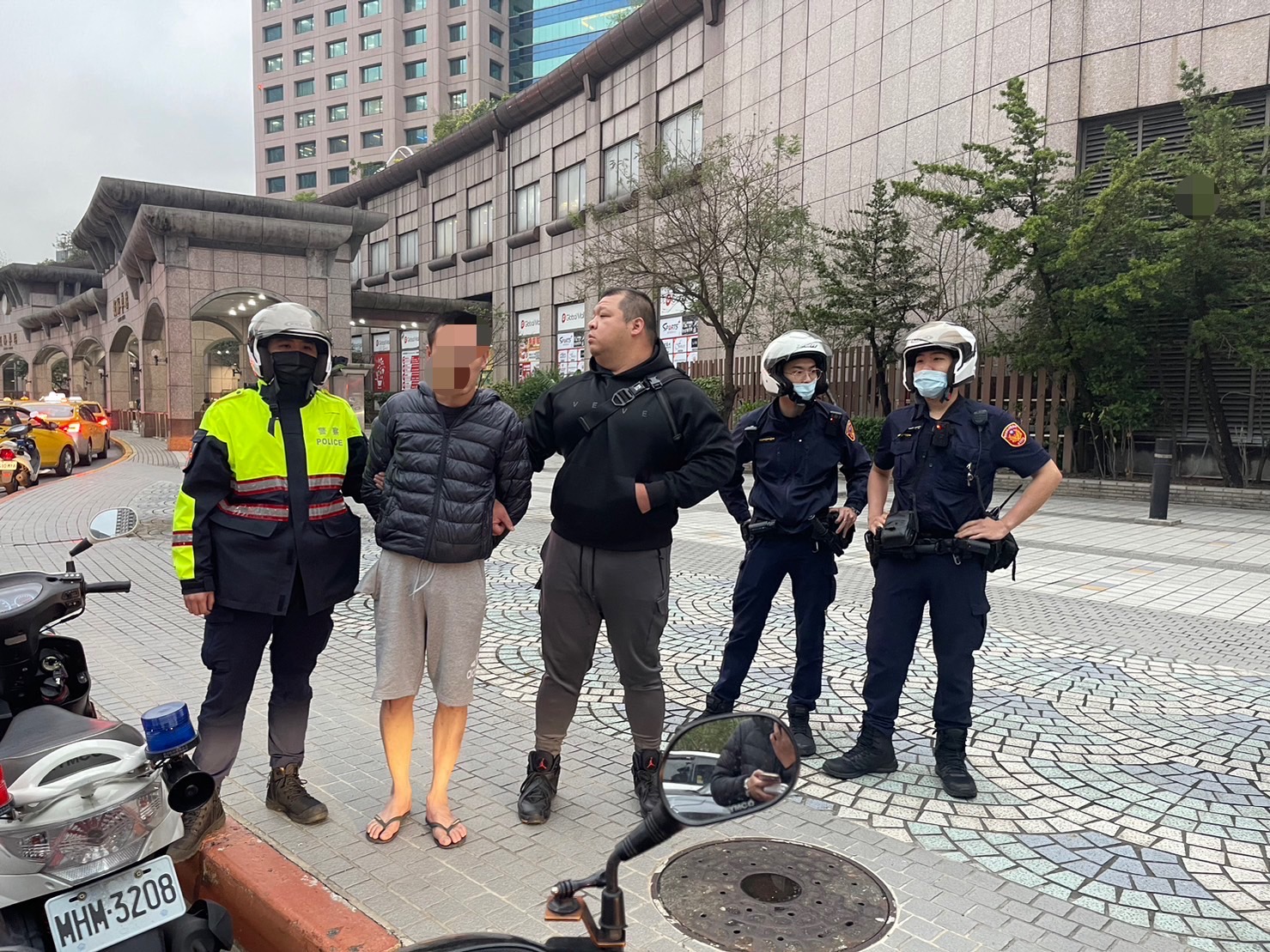 板橋警支援圍捕逃犯。(記者戴昱弘翻攝)