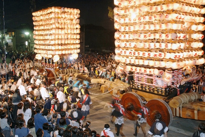 今年度的「伏木曳山祭」預計在5/20登場,約以360盞提燈點綴的「提燈山車」會夜間巡遊或進行對撞,景象相當熱血! 圖:富山縣首都圈本部/來源