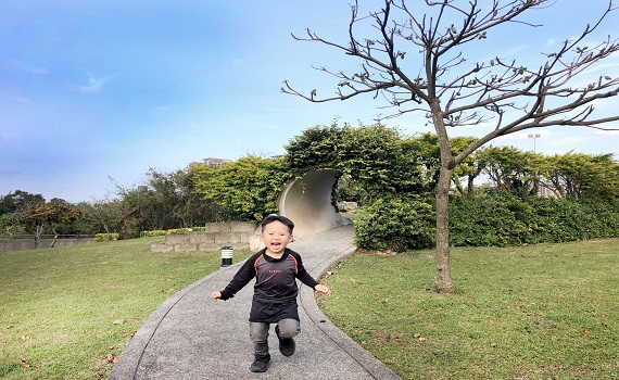 面海臨沙灘看夕陽 淡水水管公園遛小孩天堂