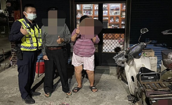 迷失老人徬徨無助 朴警助其人車返家團聚