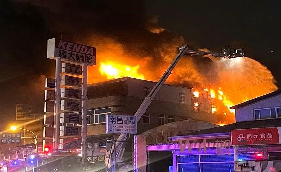 汽車百貨門市凌晨大火頻傳爆炸聲 緊臨旅館住宿者驚醒逃生