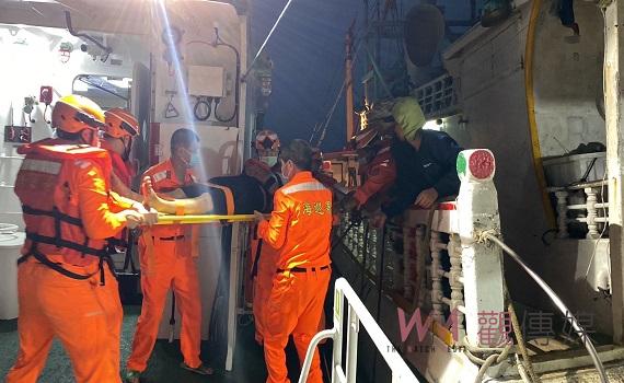 澎湖籍船長海上疑似中風 第八海巡隊接駁後送就醫