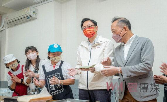訪視桃園關懷據點長者 張善政肯定汴州里社區成典範