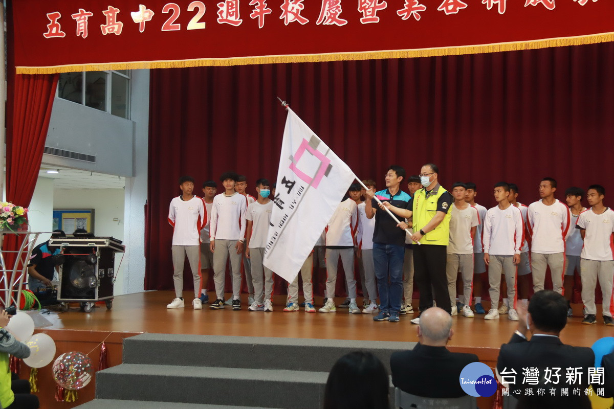 邱校長為排球隊授旗。(記者扶小萍攝)