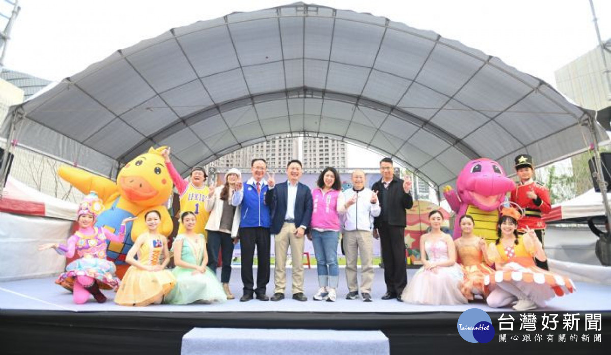 蘇副市長和與會來賓、劇團表演者合影。