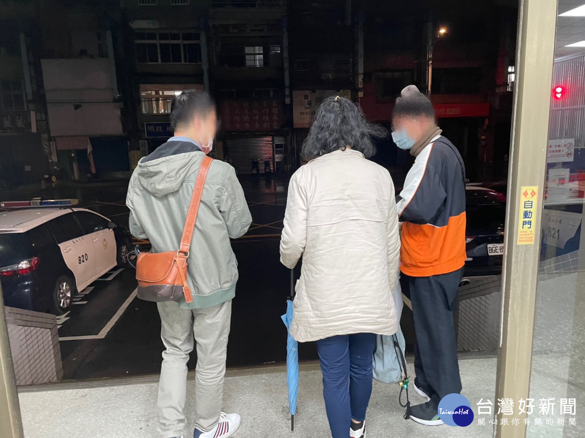 迷失婦夜宿速食店討食,暖心警伸出援手助返家。<br /><br />