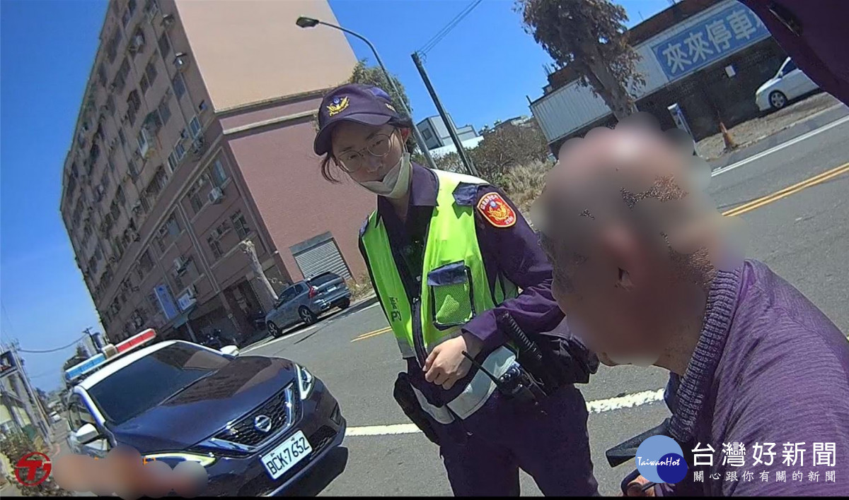 8旬老翁體力不支坐困路邊　竹南警關懷助送返家
