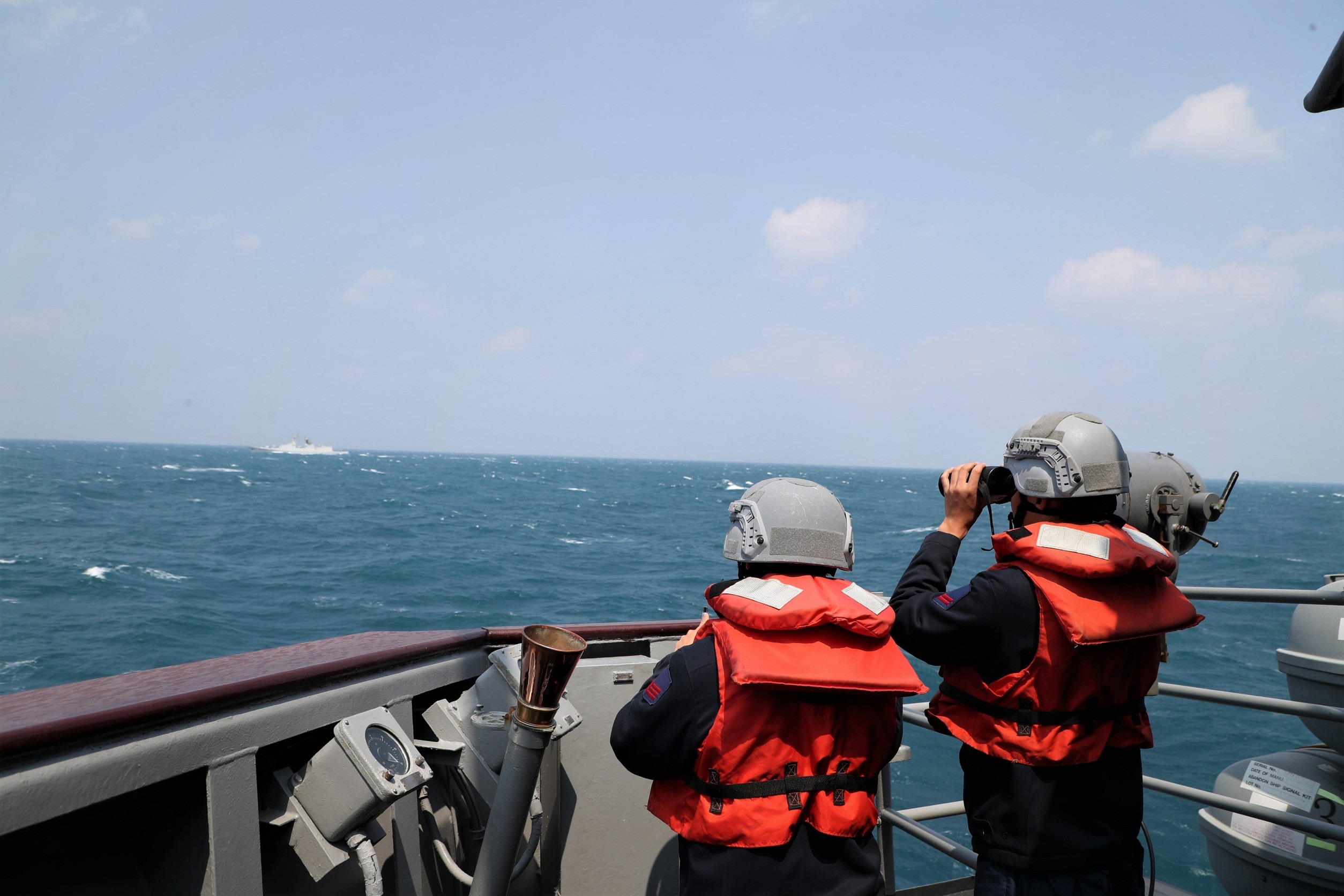 4月8日國軍張騫軍艦監控共艦馬鞍山艦。國防部提供
