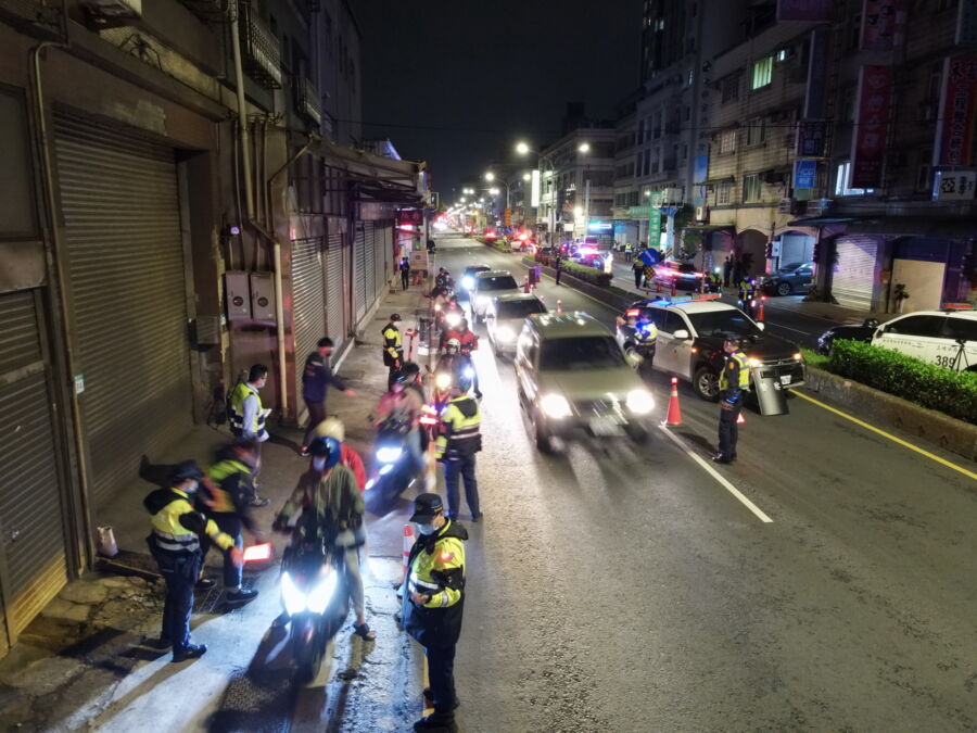 圖/三峽警分局7日夜間結合新北市環保局實施「閉鎖式路檢」,以陸空的方式,針對噪音車聯合的稽查。(圖/新北市政府警察局三峽分局提供)