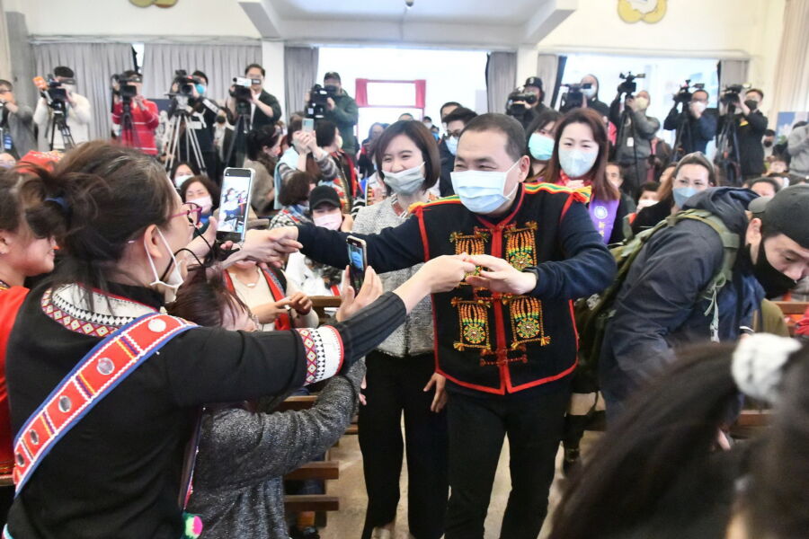 圖／新北市長侯友宜今日著排灣族服飾出席部落大學開學典禮。（圖／新北市政府原民局提供）