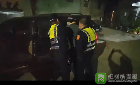 休旅車逆向被攔查不停還一路倒車 警車緊跟最後拉下駕駛壓制