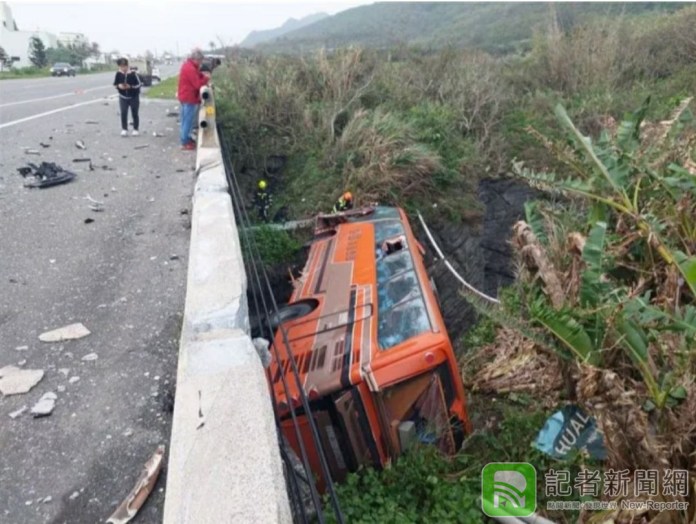 花蓮客運擦撞自小客失控衝出護欄 4人受傷送醫