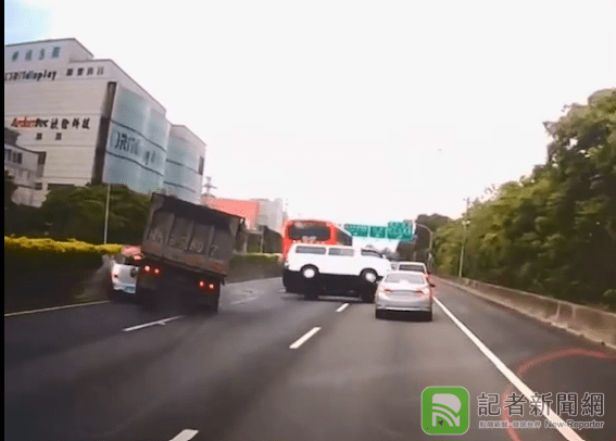 驚悚畫面!國道1號MINI慘遭砂石車壓扁 駕駛逃死劫網友讚:好事做很多