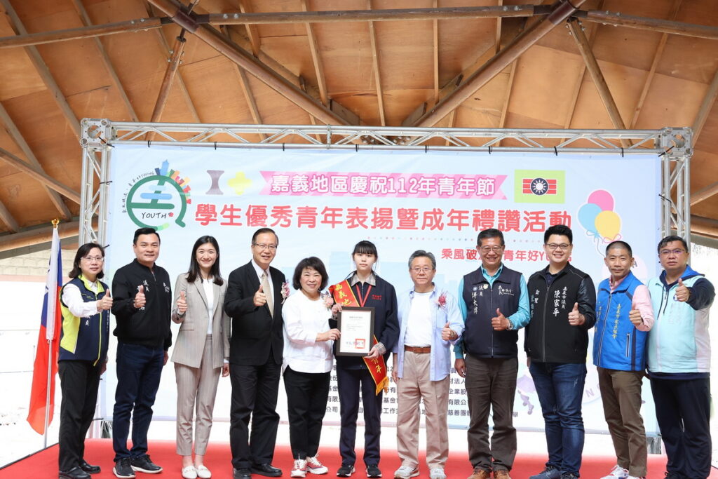 市長為吳宜柔同學頒獎