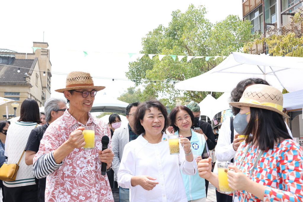 市長品嚐市集的異國飲品