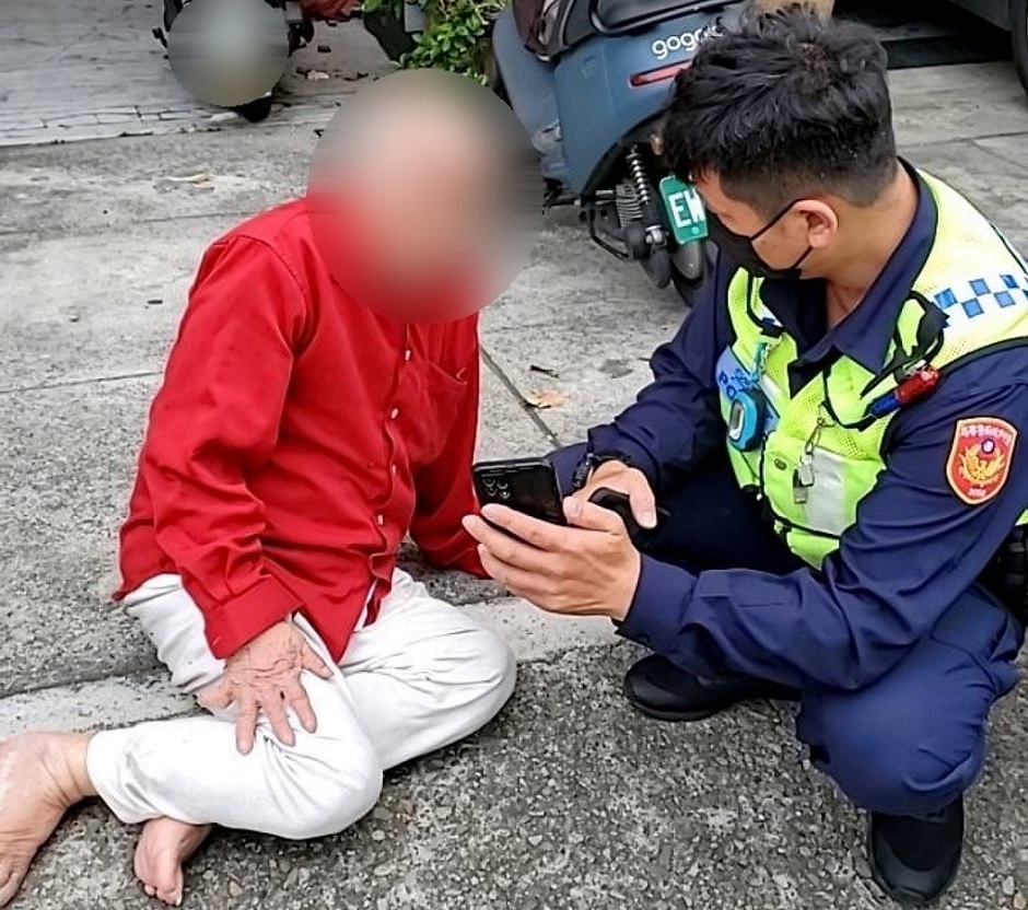 ▲ 熱心民眾發現行動不便老翁坐倒路邊,趕緊報警求助 (圖/台中市警察局 提供)