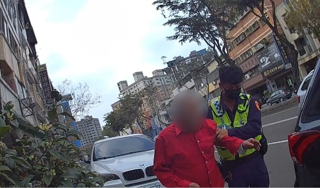 ▲ 員警依照楊姓老翁記得的號碼聯繫上楊妻,順利送返住家 (圖/台中市警察局 提供)