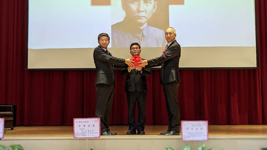 卸任處長黃銘宏處長(左),在陳銘樹副總經理監交下(中),將印信交接給新任楊顯輝處長處長。