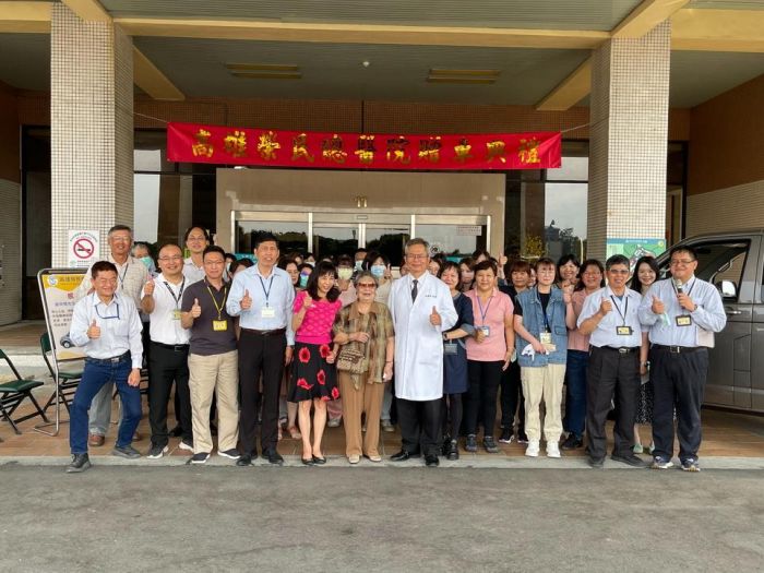 榮民趙崇儒余廉明夫婦發揮大愛 捐贈高雄榮總9人座公務車