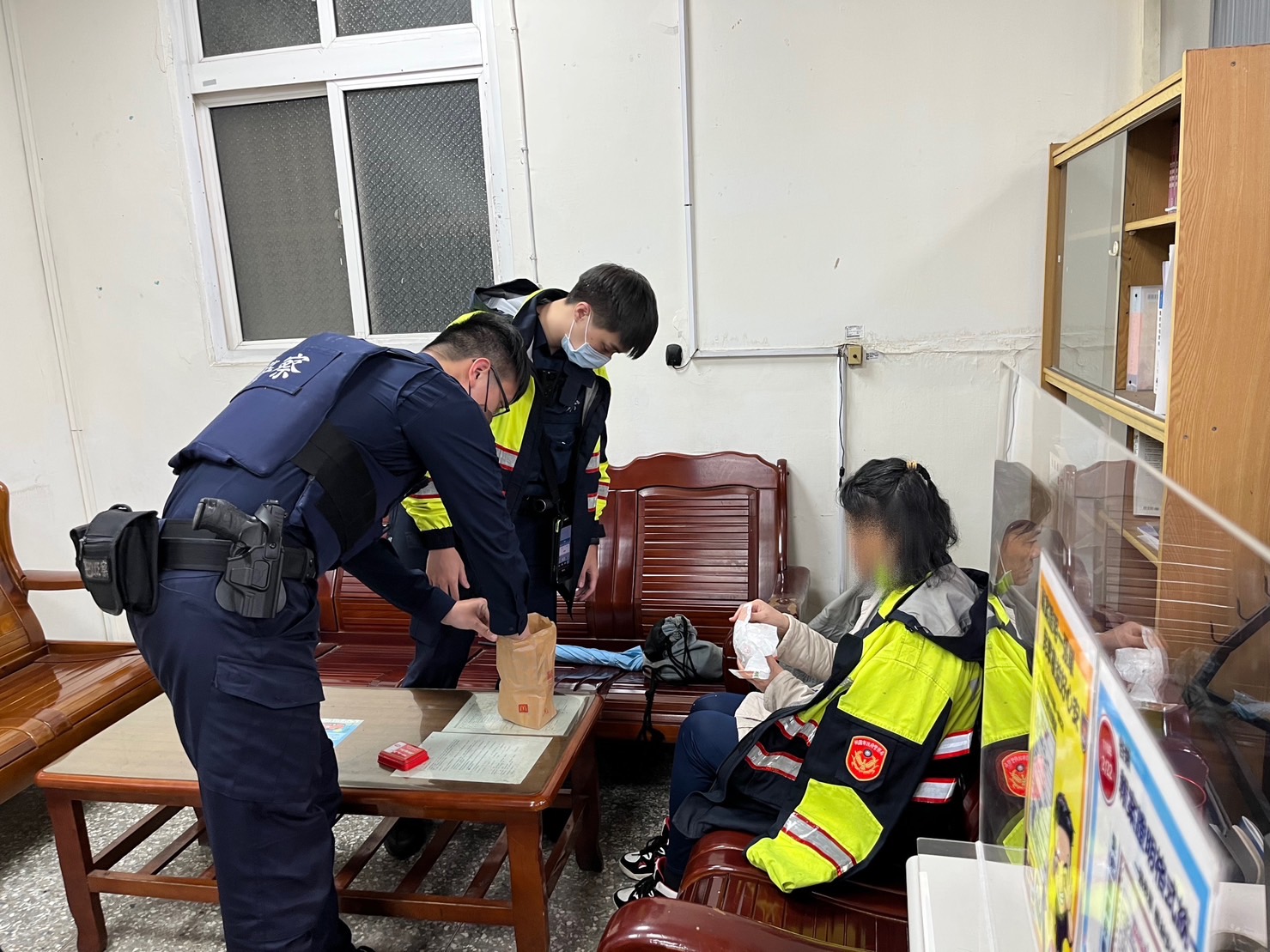 員警暖心為陳婦披上外套送上食物。(記者黃荷琇翻攝)