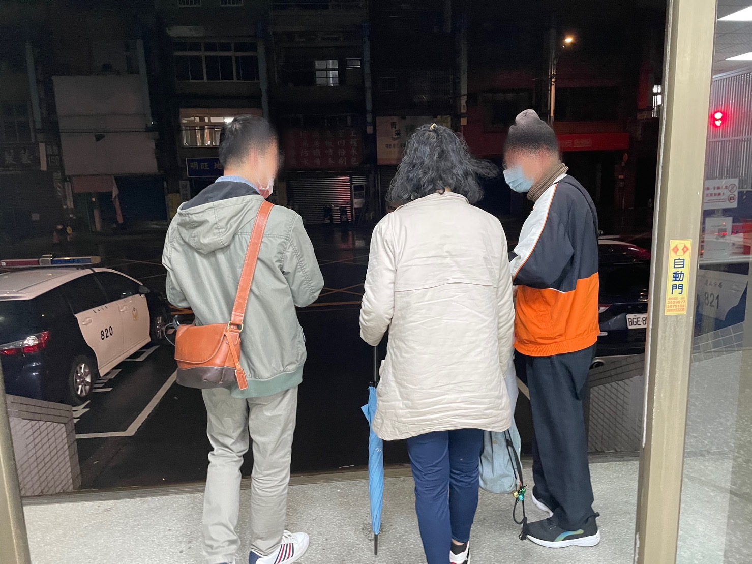 龜山派出所所長汪冠宇呼籲民眾家中若有易走失的親人,應讓其配戴聯絡方式,以利民眾或警方聯繫。(記者黃荷琇翻攝)