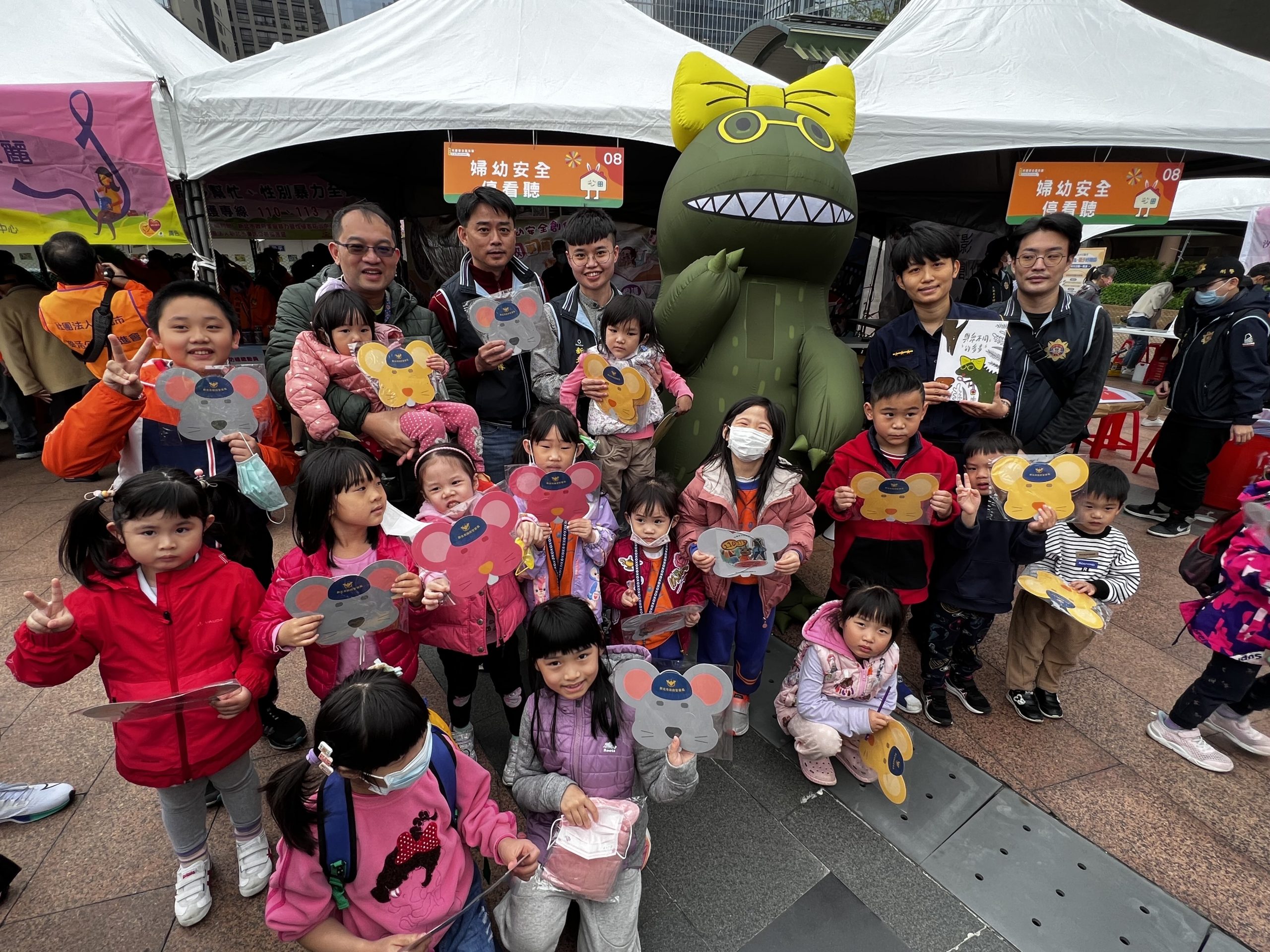 新北婦幼隊於兒童節加強宣導詐騙。(記者吳登國翻攝)