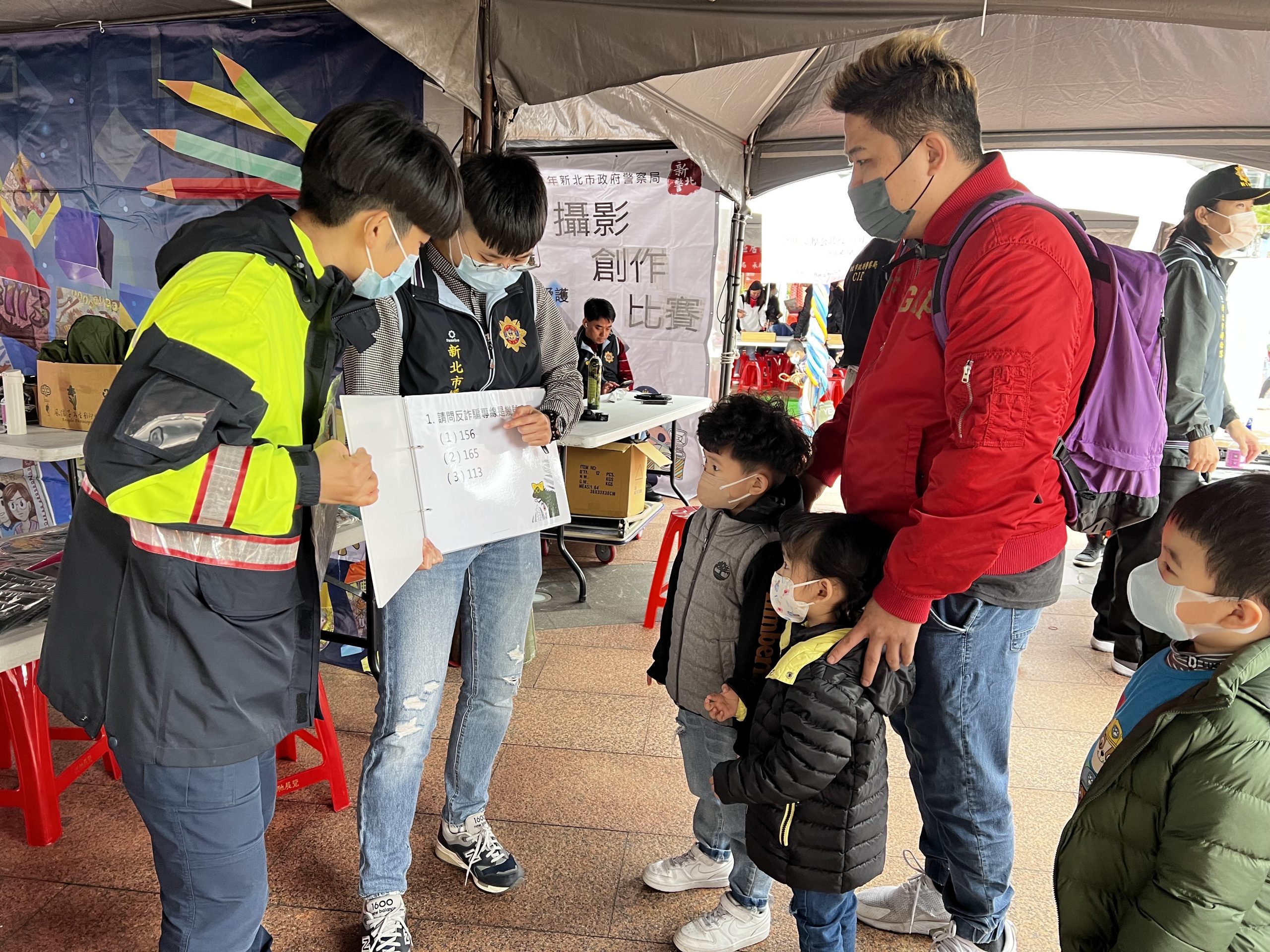 新北婦幼隊針對婦幼人身安全及常見五大詐騙手法進行宣導。(記者吳登國翻攝)
