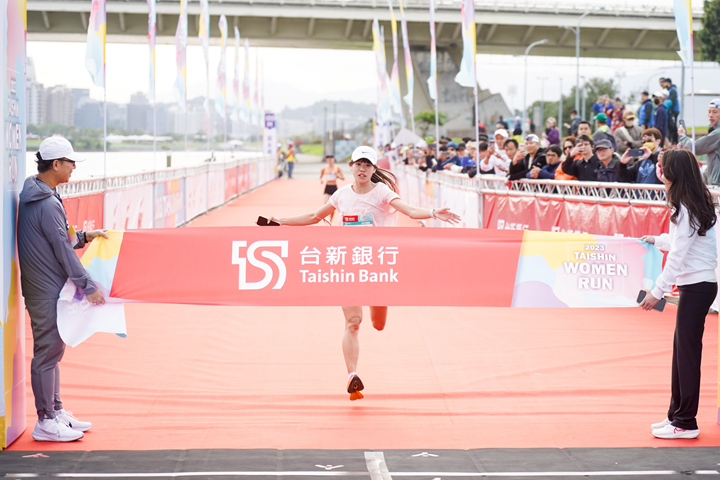 21公里組冠軍游雅君(1小時25分16秒 照片來源:中華民國路跑協會提供