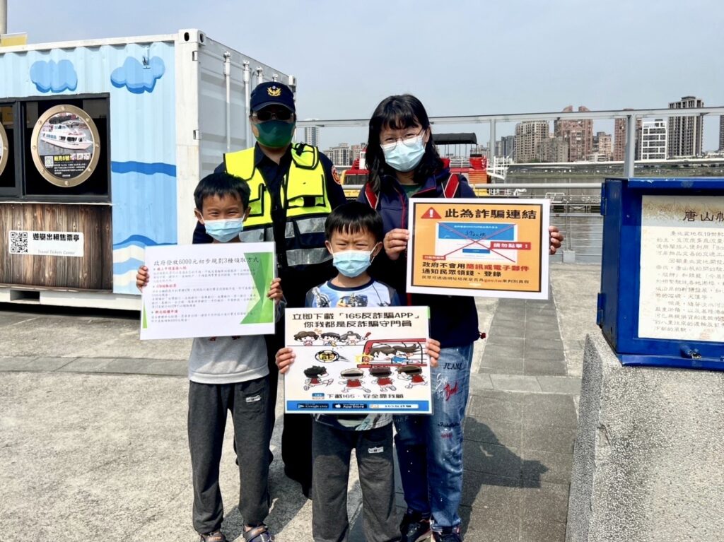 保安大隊特別選在大稻程碼頭觀光景點人潮稠密處宣導