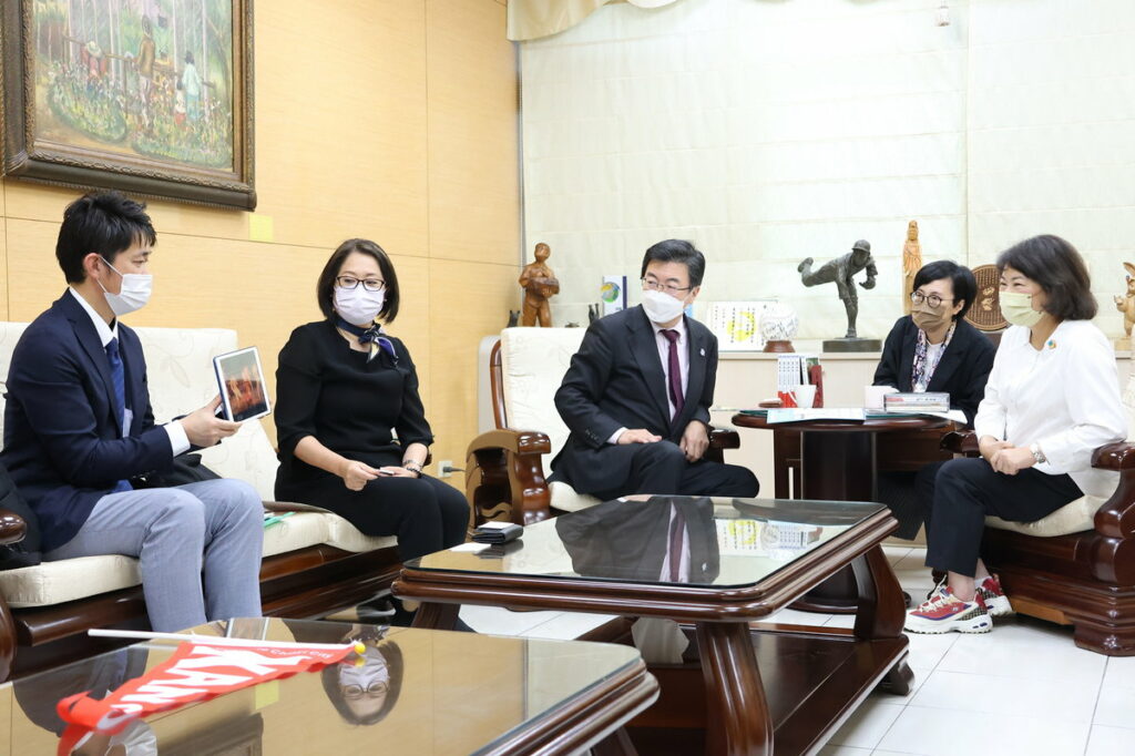 市長與越智陽一社長一同欣賞音樂劇預告