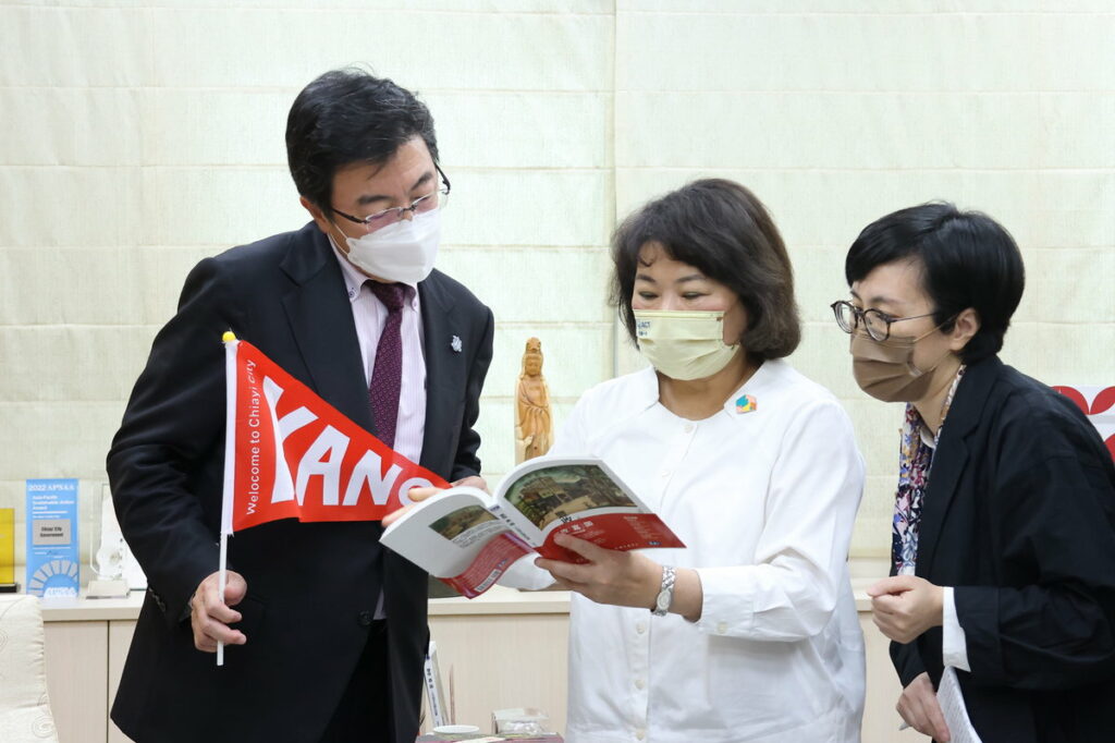 市長與越智陽一社長分享KANO上映時的情景