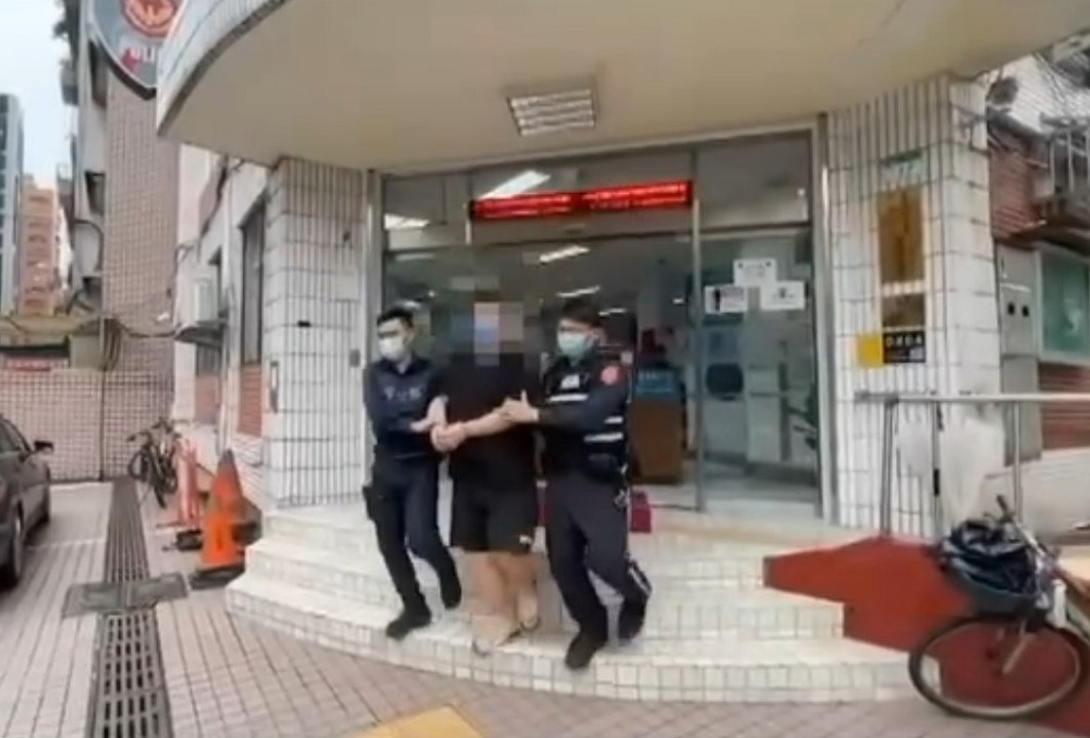 酒駕自撞分隔島 警盤查倒車逃竟是3案通緝犯 80 65489 1