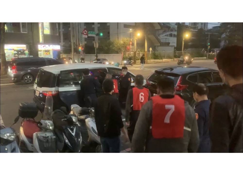 合法麻將棋牌社暗中聚賭 警埋線人上門查緝逮17人 77 80