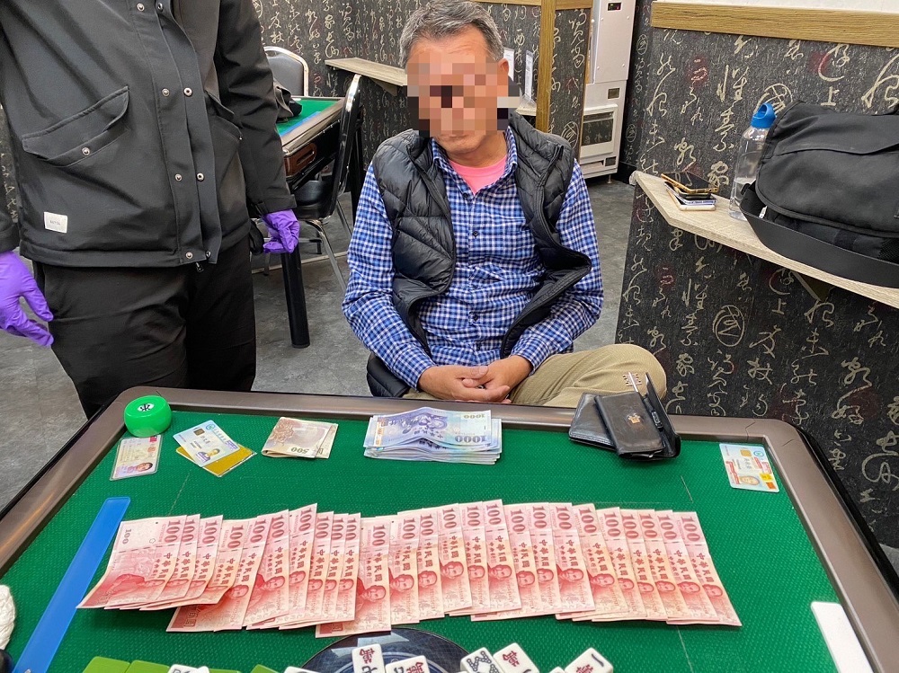 合法麻將棋牌社暗中聚賭 警埋線人上門查緝逮17人 78 S 10010861