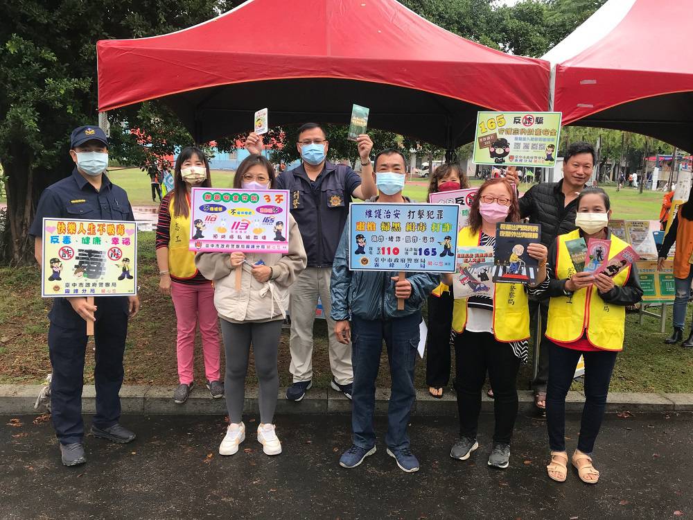 中市警霧峰分局內日前於青年高中校慶辦理相關犯罪預防暨交通安全宣導活動。(記者林㤈輝翻攝) 