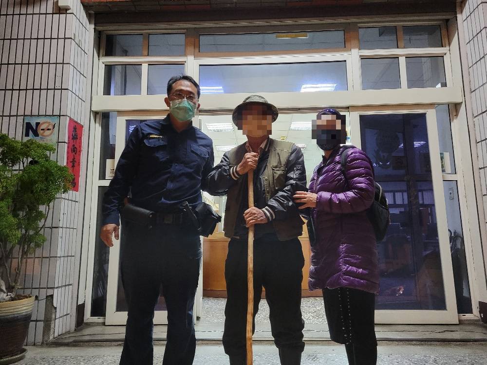 中市警霧峰分局吉峰派出所日前助國道爆胎老翁脫困。(記者林㤈輝翻攝)