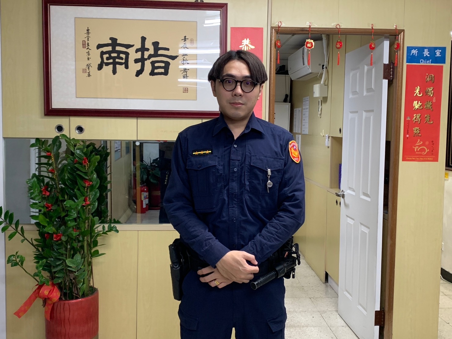 北市文山一分局派出所警員李佳彥運用溝通技巧澆熄迷途老翁怒火,平安護送回家。(記者張欽翻攝)