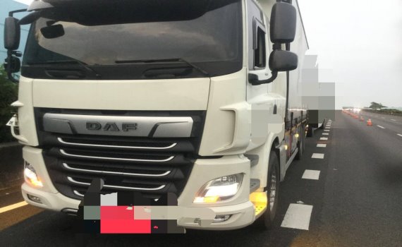 休旅車停靠國1輔助車道　駕駛下車遭曳引車撞擊斷魂