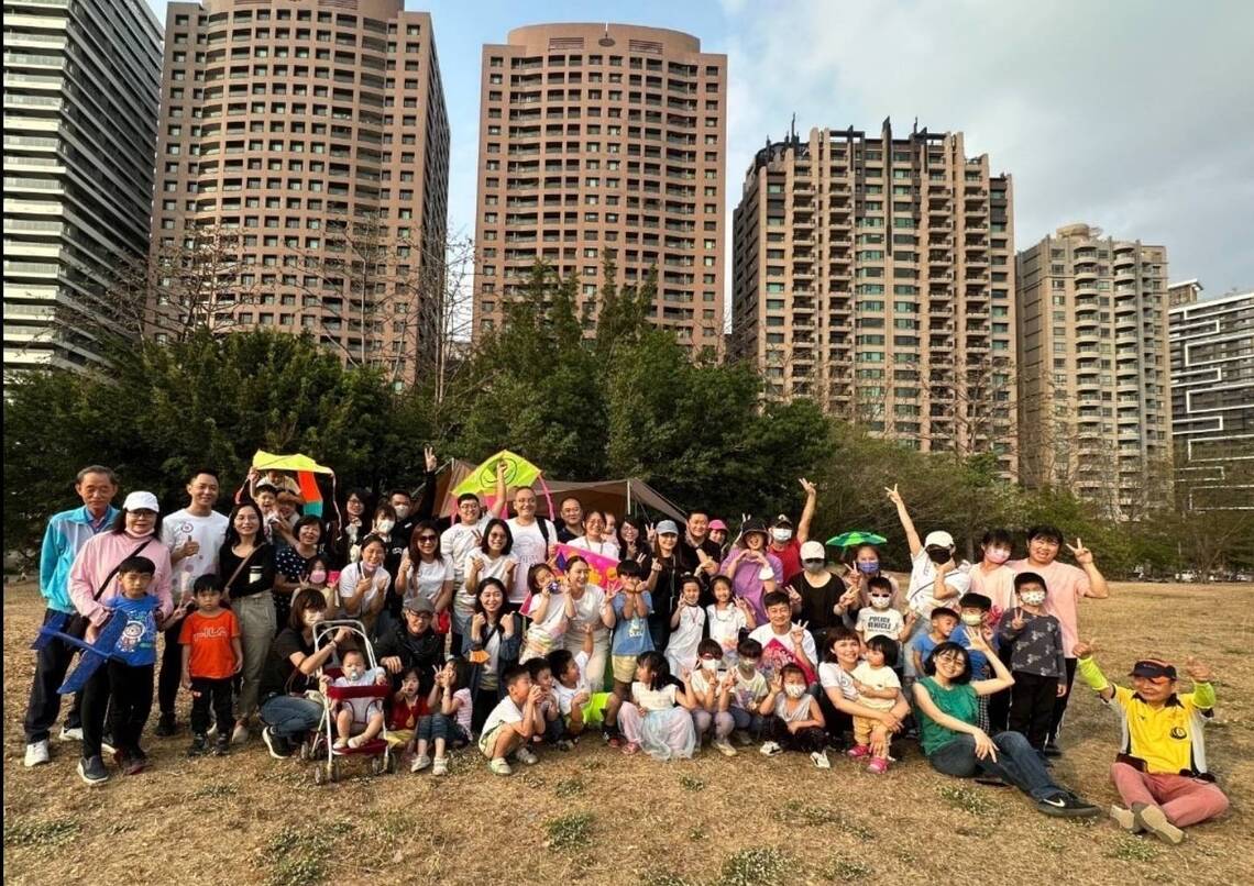 漾新聞|裕誠幼兒園親子放風箏野餐趣構圖幸福畫面 園長護童心切「最強母雞」