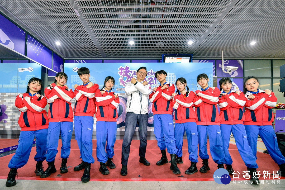 桃園市長張善政於「捷伴Dancing 舞動A21」啟用記者會中與舞者們合影。