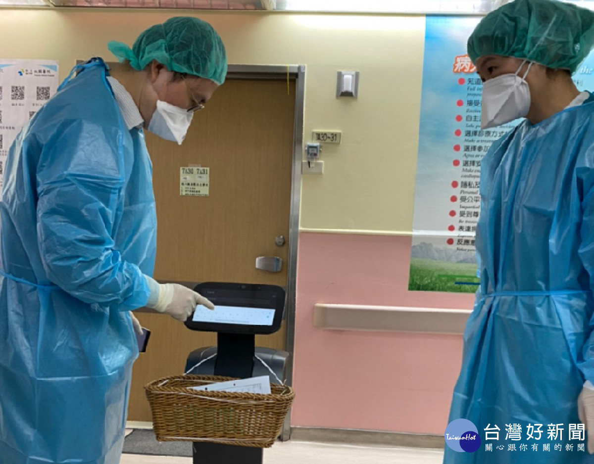 部立桃園醫院陳正斌醫師與護理長設定機器人於隔離病房內的移動路徑與病房點位