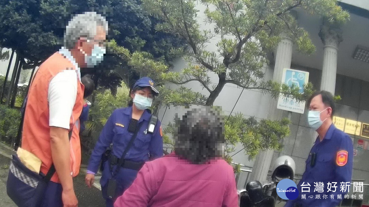 女警也趕抵勸解並說明是詐騙集團的手法。(中興分局提供)