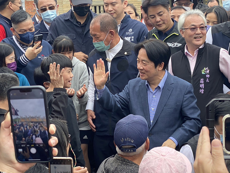 賴清德9日到新竹縣北埔鄉的慈天宮參香,並走訪北埔老街,沿途碰到想擊掌、合影的民眾,他都來者不拒。中央社