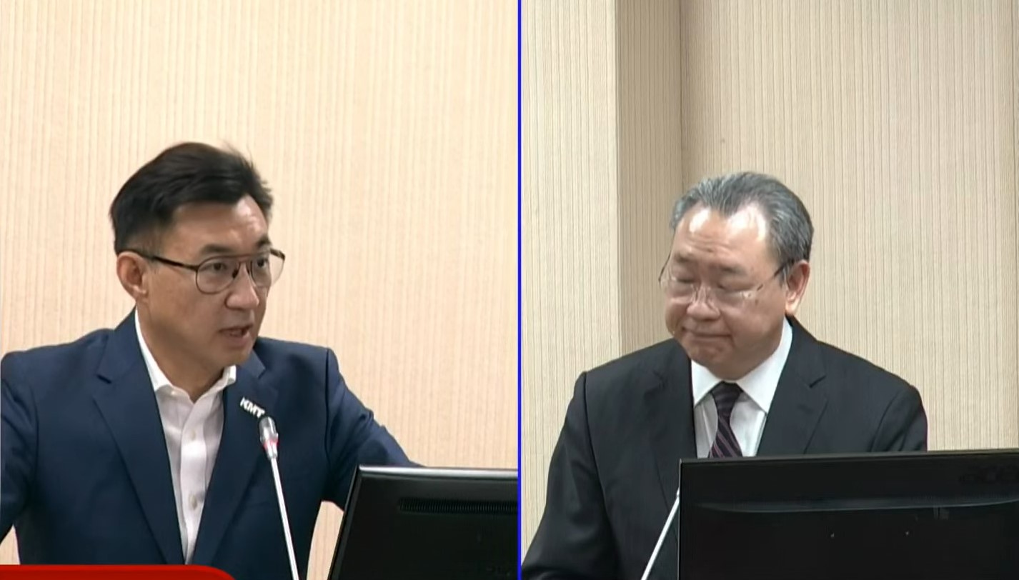 外交部常次俞大㵢(右)接受國民黨立委江啟臣(左)質詢。翻攝國會頻道